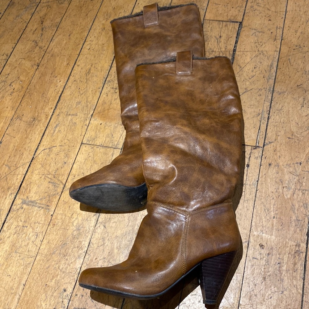 Fashionable tall boots
